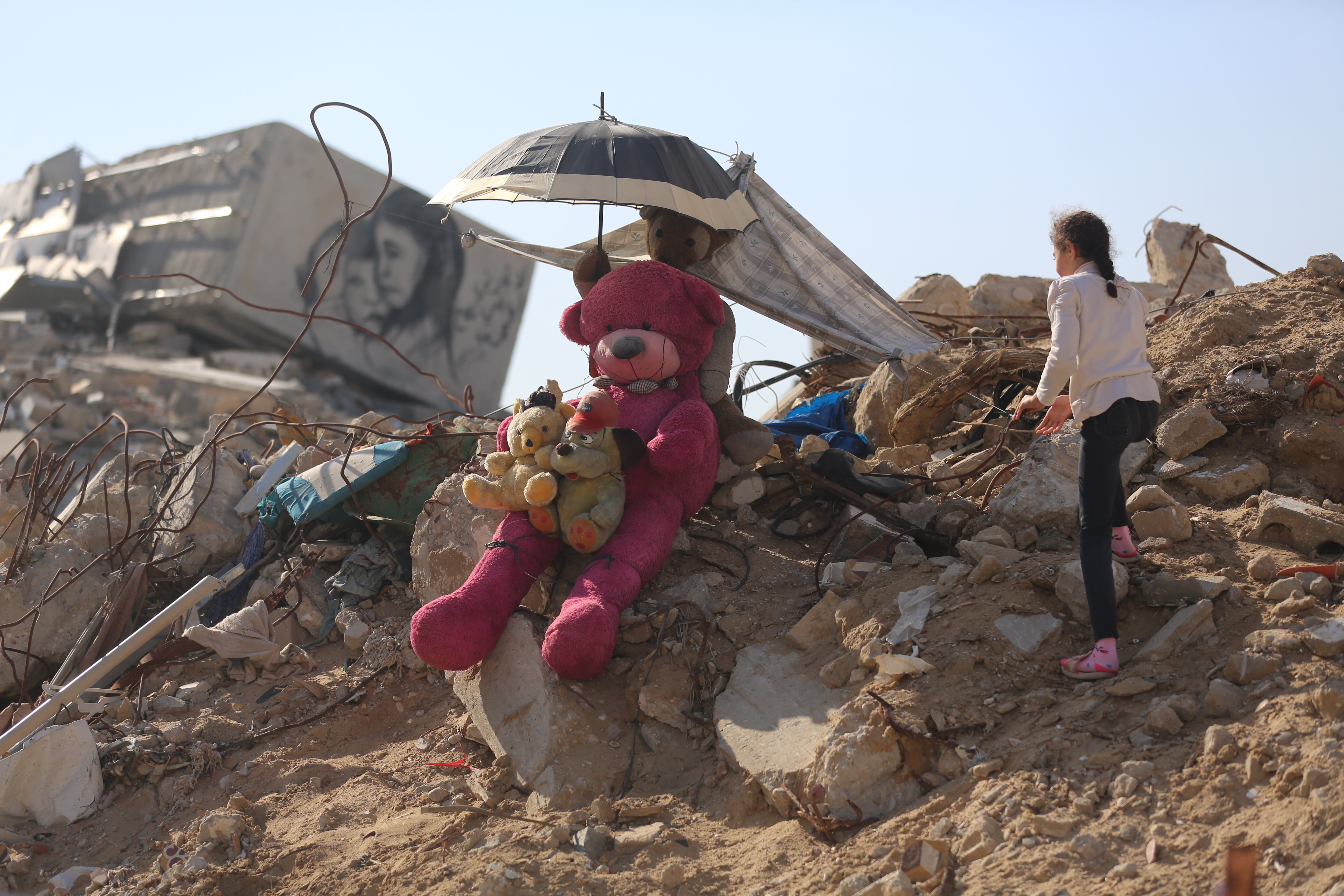  Une fillette et sa peluche dans les décombres à Gaza