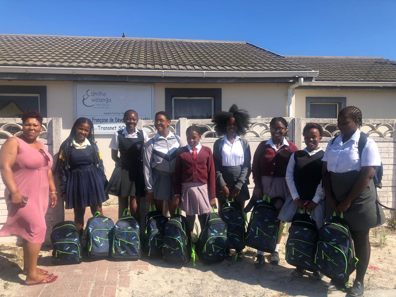 Les élèves filles reçoivent des cartables.