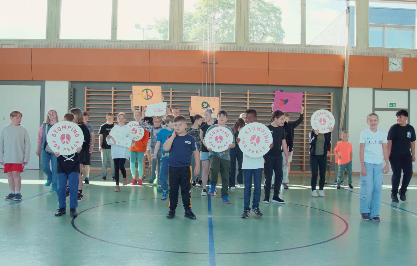 En Suisse, des enfants ont tapé du pied ensemble pour la paix.