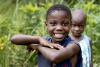 Deux frères et sœurs d'Ouganda sourient.