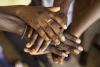 Les mains s'entrelacent