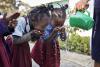 Les enfants boivent de l'eau fraîche.