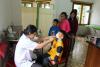 Les enfants sont examinés par un médecin.