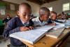 Les enfants lisent à l'école