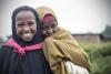 Deux filles sourient à la caméra.