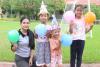 Les enfants font la fête avec des ballons et des chapeaux