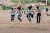 Des jeunes sautent joyeusement dans les airs.