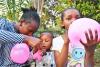 Les enfants préparent des ballons.