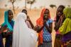 Des filles se tiennent en cercle et discutent.
