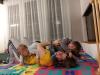 Une mère joue avec ses deux enfants
