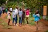 Les enfants rient ensemble