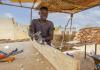 Un jeune Nigérien suit une formation dans la menuiserie