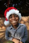 Un enfant porte un bonnet de Saint-Nicolas.
