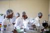 Apprentis en restauration pendant qu'ils cuisinent.