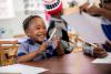 Un enfant tient un stylo dans la main