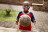 Un garçon joue avec un ballon
