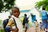 Un garçon sur le chemin de l'école