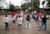 Des enfants tapent du pied sur un terrain de basket-ball pour la paix