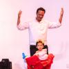 Un père danse avec sa fille.