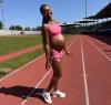 Sarah, enceinte, est sur la piste d'athlétisme.
