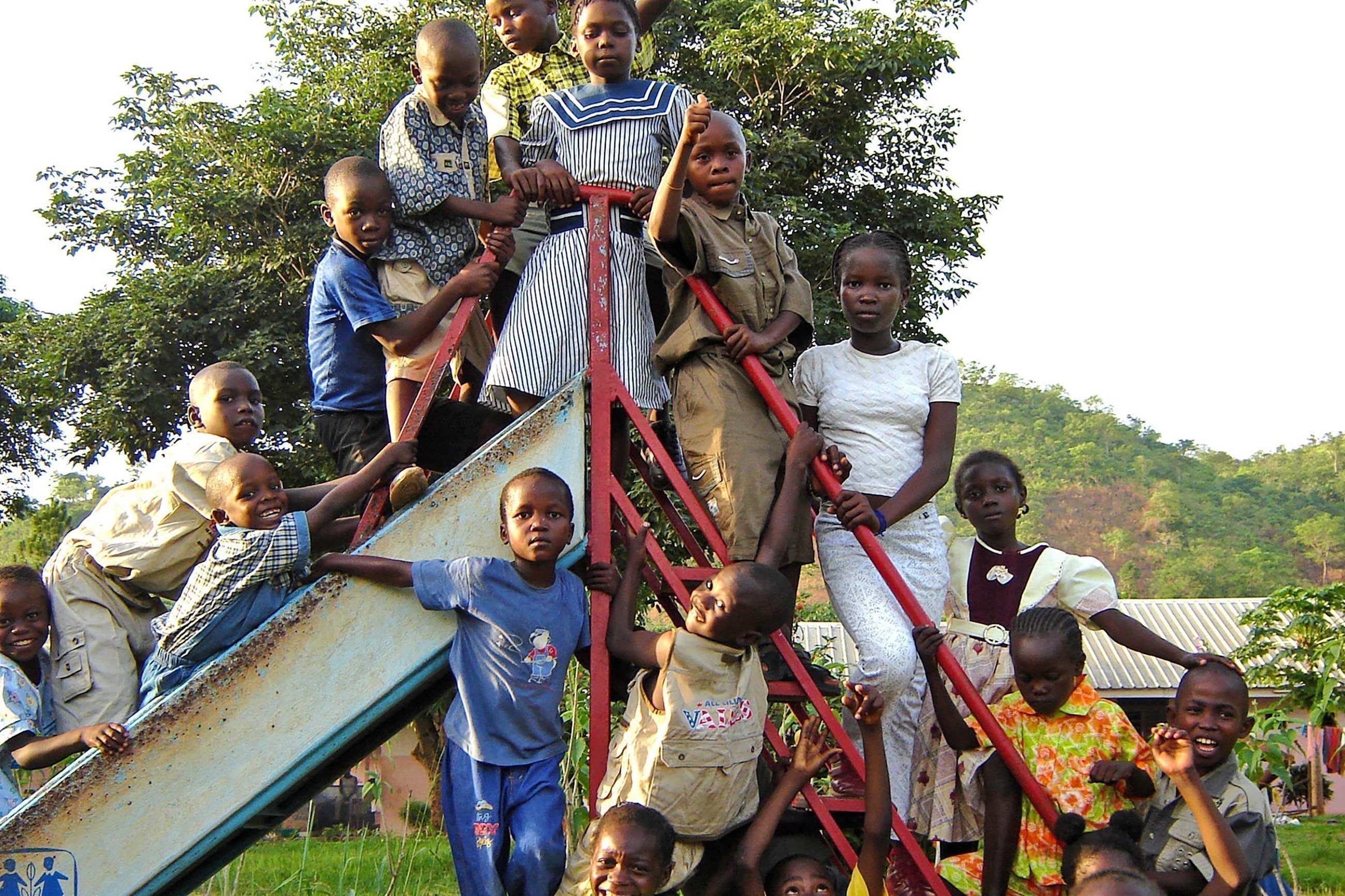 L'ONG SOS Villages d'Enfants apporte une aide au développement en Afrique.