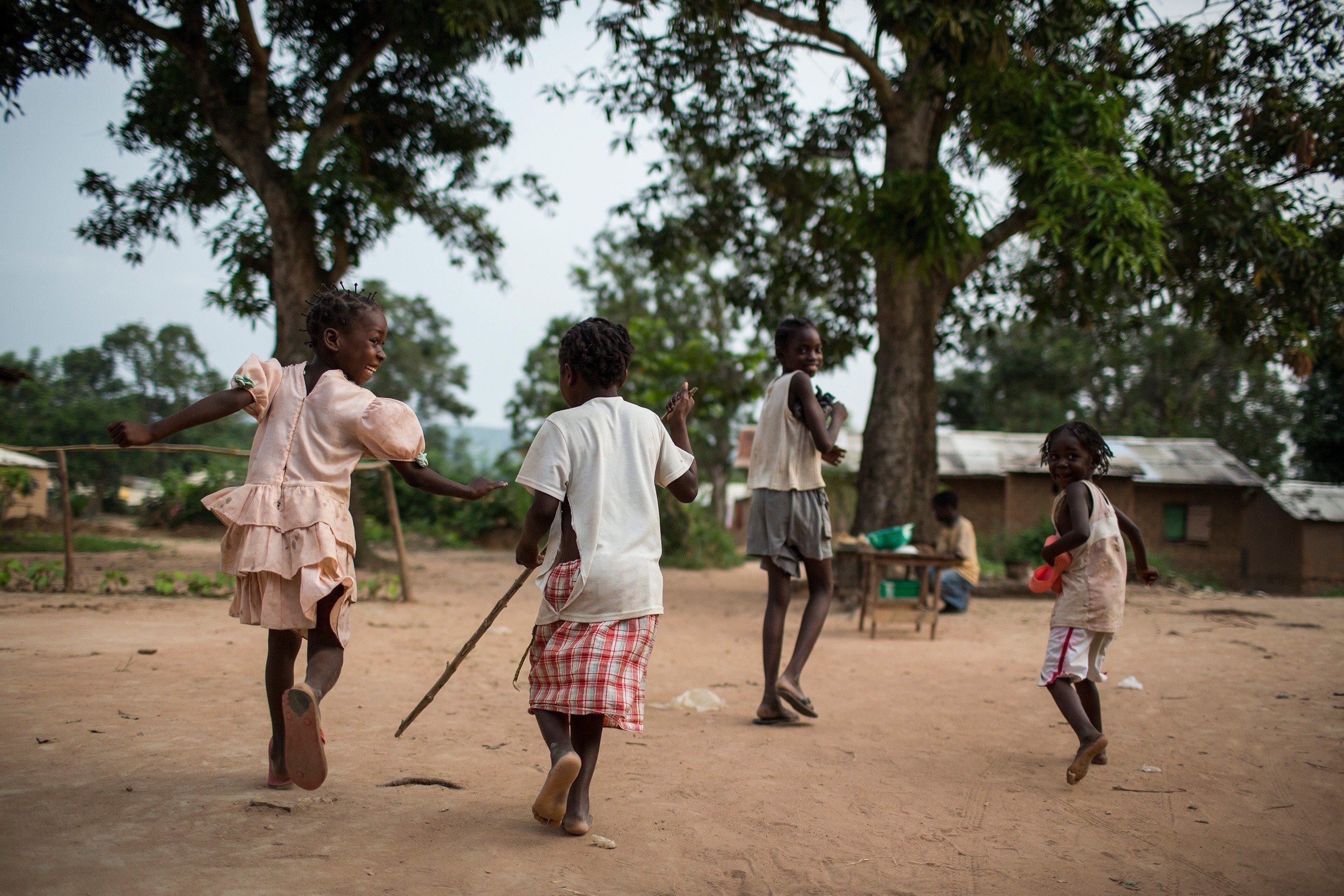 Afrikanische Kinder spielen fangen.