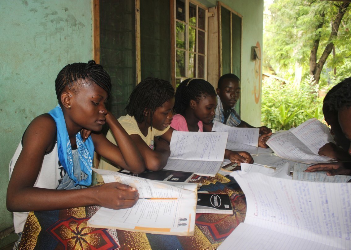 L'organisation non gouvernementale SOS Villages d'Enfants favorise l'accès à l'éducation en Afrique.