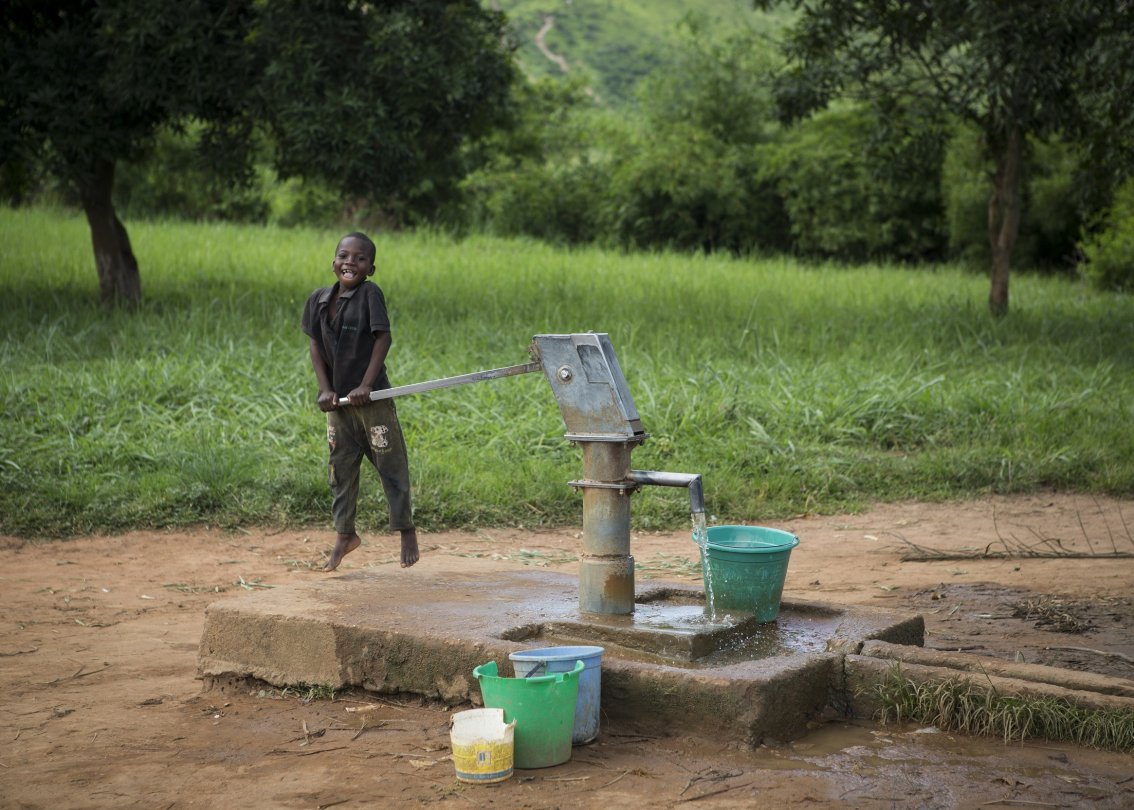 L'accès à l'eau potable est indispensable pour que les enfants grandissent en bonne santé.